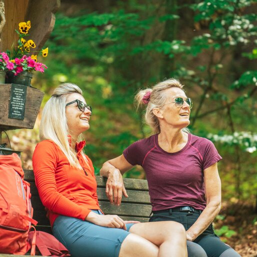 Due escursionisti che si riposano su una panchina | © H.E.R.B. -Media vGmbH