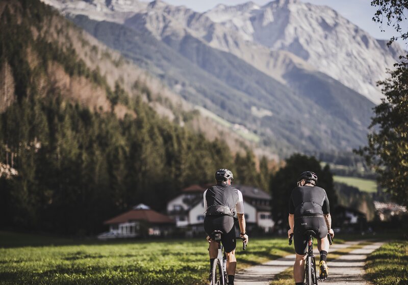 Due ciclisti gravel pedalano su una strada sterrata verso Anterselva di Sotto. | © Kottersteger Manuel