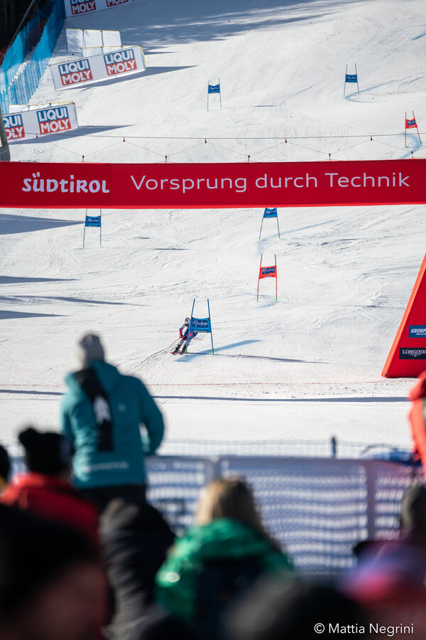 Das letzte Tor vor dem Ziel wird von einer Athletin souverän gefahren. | © Mattia Negrini