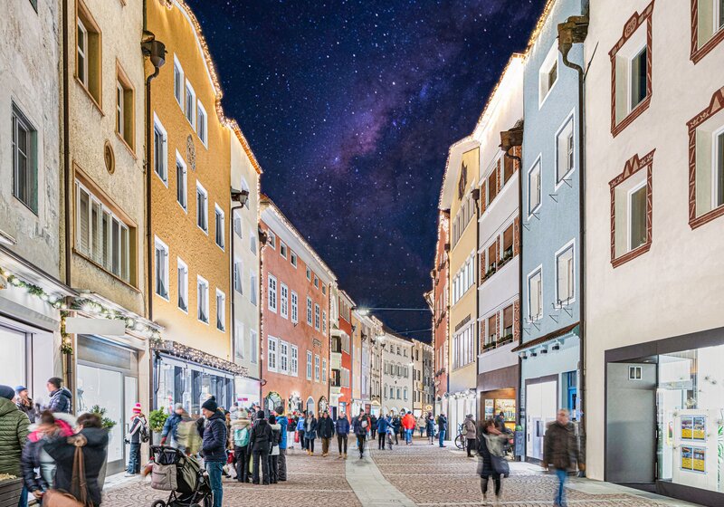 Strada con negozi alla sera in inverno | © Helmut Moling