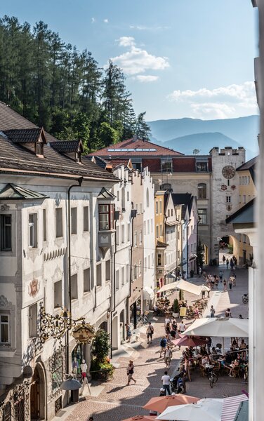 Vista dalla via Centrale verso la porta delle Orsoline | © IDM Südtirol-Alto Adige/Hannes Niederkofler