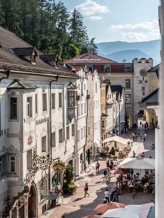 Vista dalla via Centrale verso la porta delle Orsoline | © IDM Südtirol-Alto Adige/Hannes Niederkofler