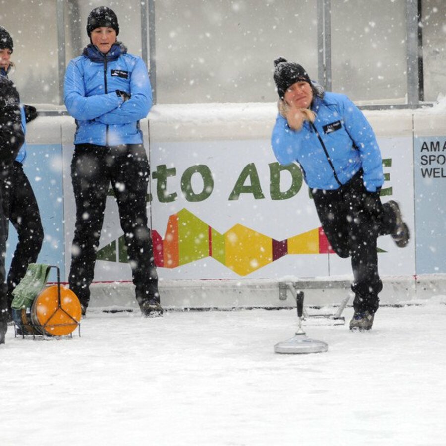Einige Damen beim Eisstockschießen. | © IDM Südtirol