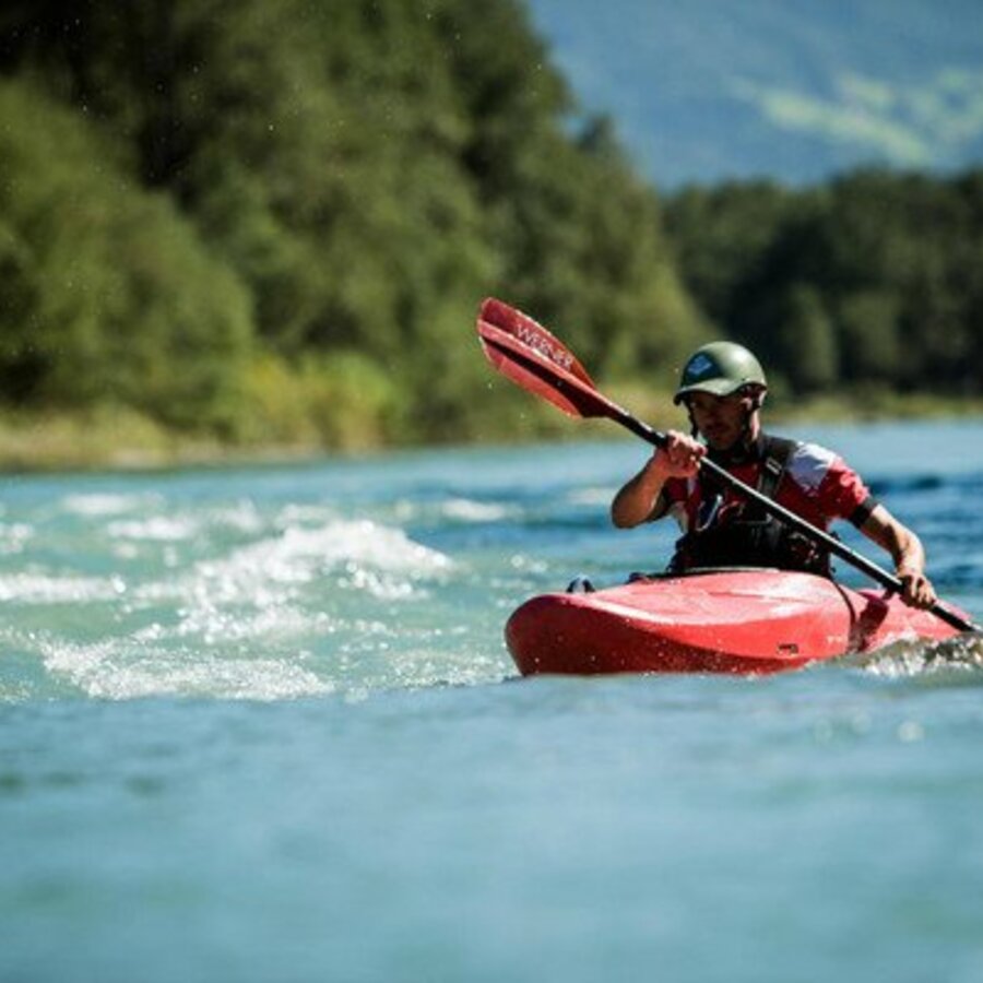 Ein Kayak-Fahrer auf einem Fluss. | © IDM Südtirol
