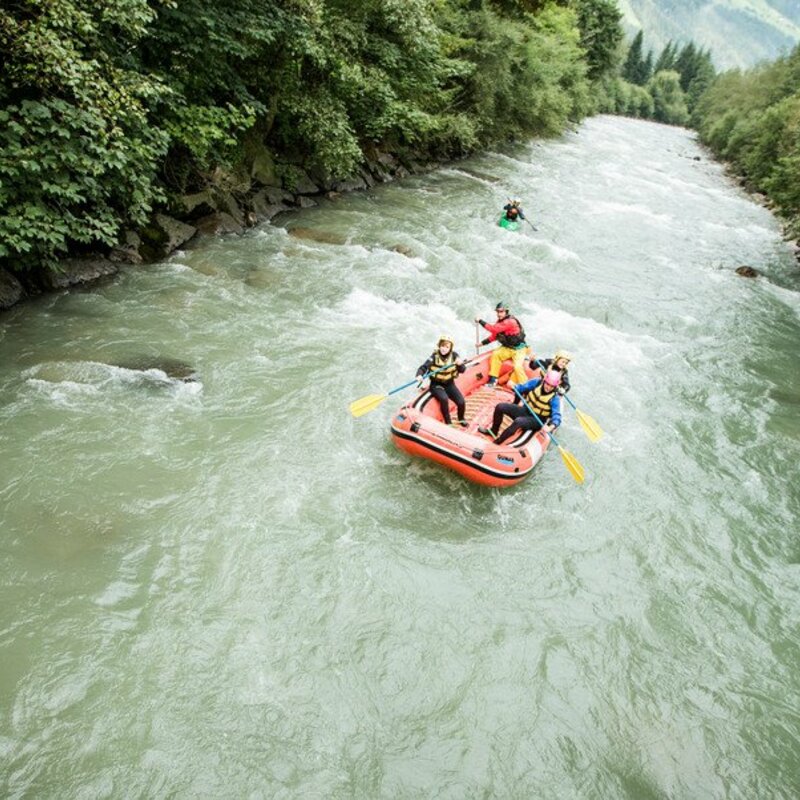 Eine Gruppe auf einem Rafting-Boot auf einem Fluss. | © IDM Südtirol