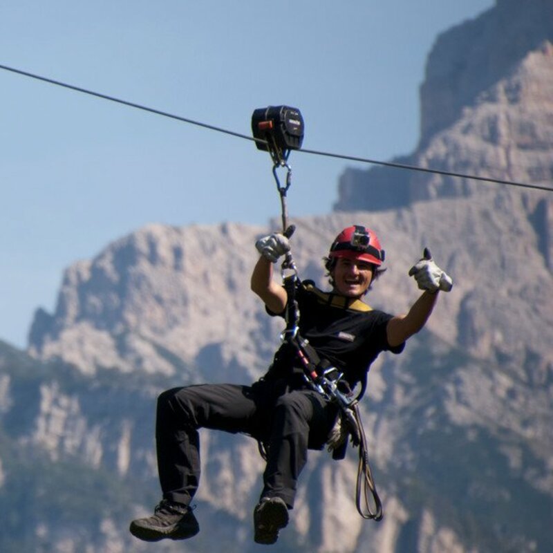 Ein Mann auf der Zip Line in St. Vigil. | © Adrenaline X-Treme Adventures