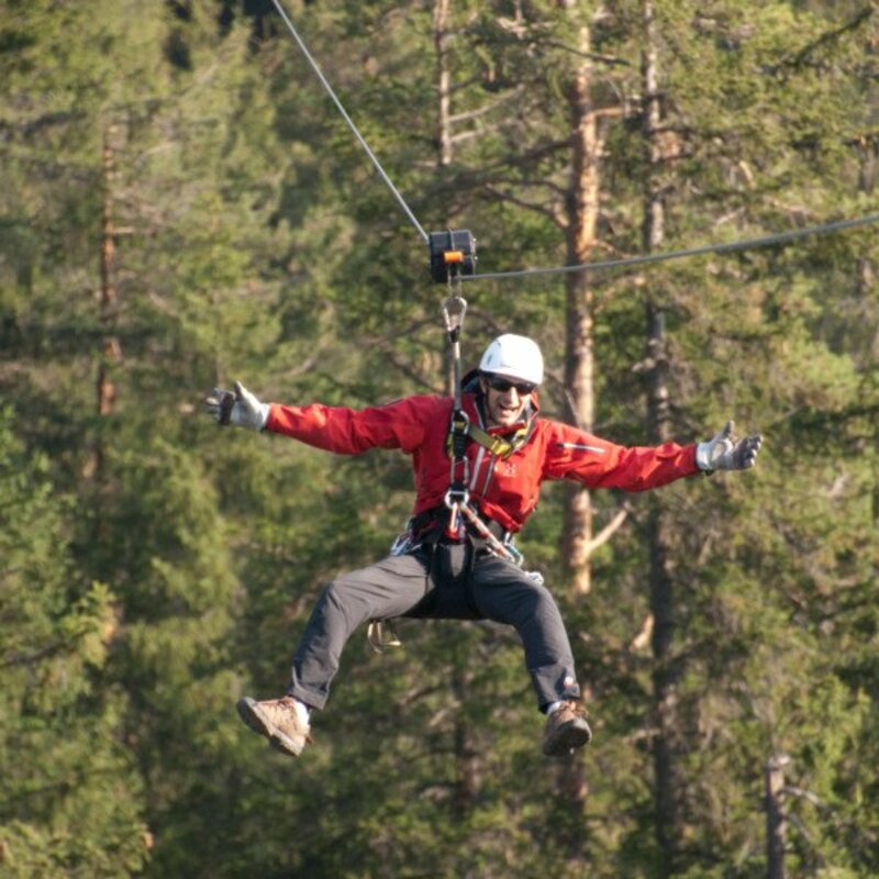 Ein Mann auf der Zip Line in St. Vigil. | © Adrenaline X-Treme Adventures