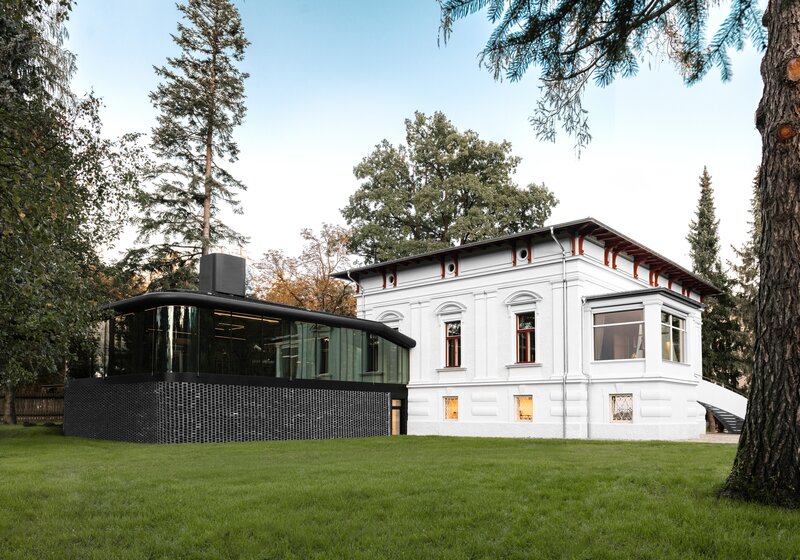 Aussenansicht des Atelier Moessmer bei strahlend blauem Himmel. | © Dalge