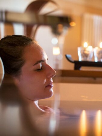 Eine entspannte Frau in einem Spa Bereich. | © IDM Südtirol
