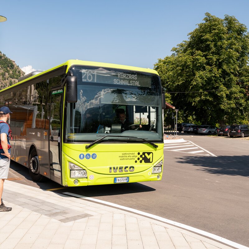 Ein Bus der Linie 251 hält an einer Haltestelle, Passagiere steigen zu. | © IDM Südtirol