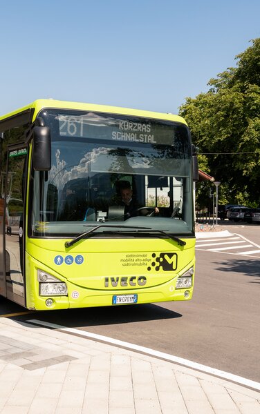 Ein Bus der Linie 251 hält an einer Haltestelle, Passagiere steigen zu. | © IDM Südtirol