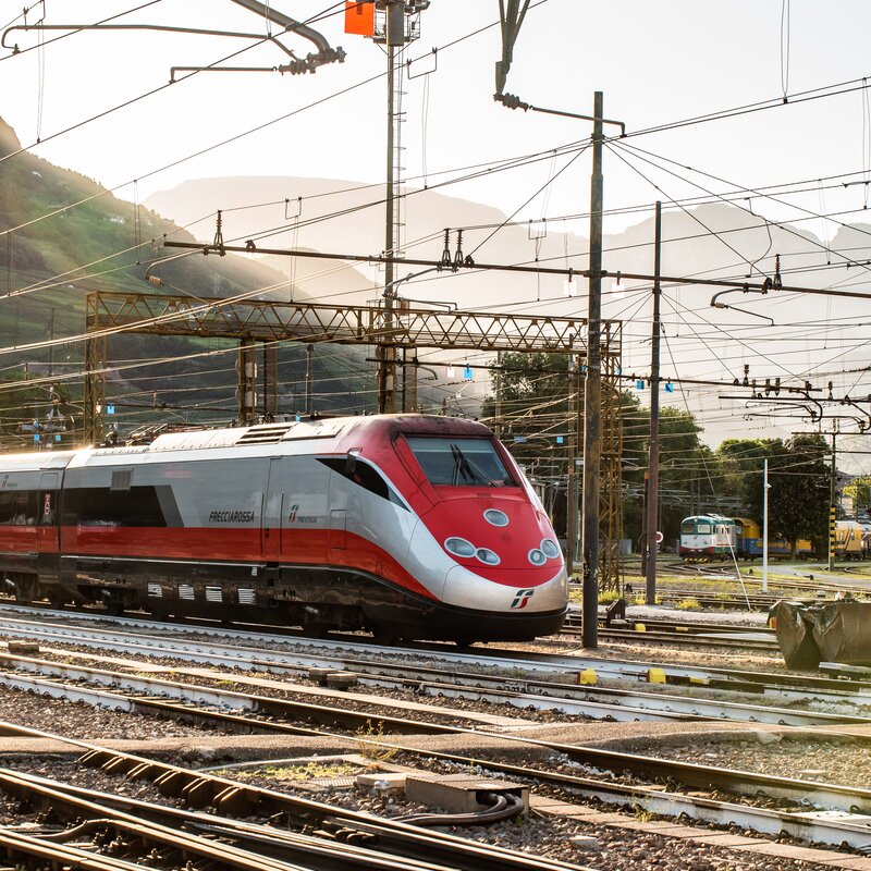 Ein moderner Hochgeschwindigkeitszug passiert ein weit verzweigtes Gleisnetz. | © IDM Südtirol