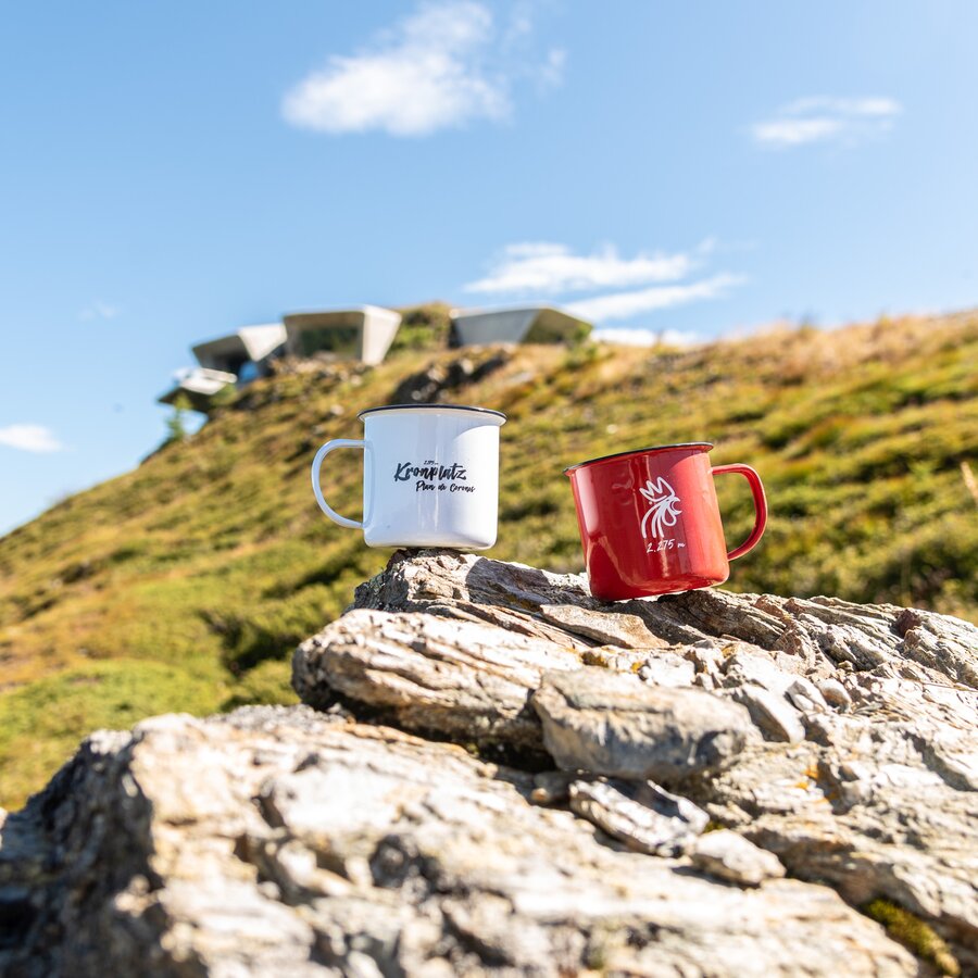 Kronplatz Tassen mit MMM im Hintergrund. | © Skirama Kronplatz