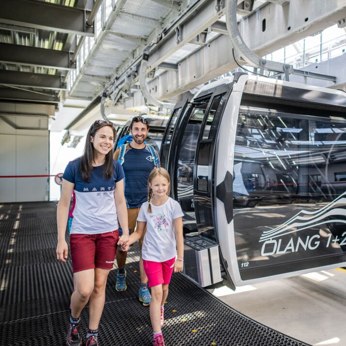 Eine Familie beim Ausstieg aus der Gondel des Olang 1+2 Lifts. | © Harald Wisthaler