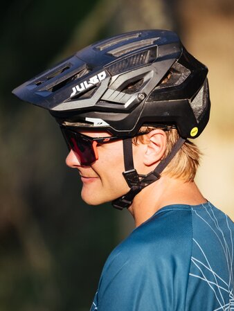 Das Profil eines jungen Mannes mit Fahrradhelm und Sonnenbrille . | © Daniel Niederkofler