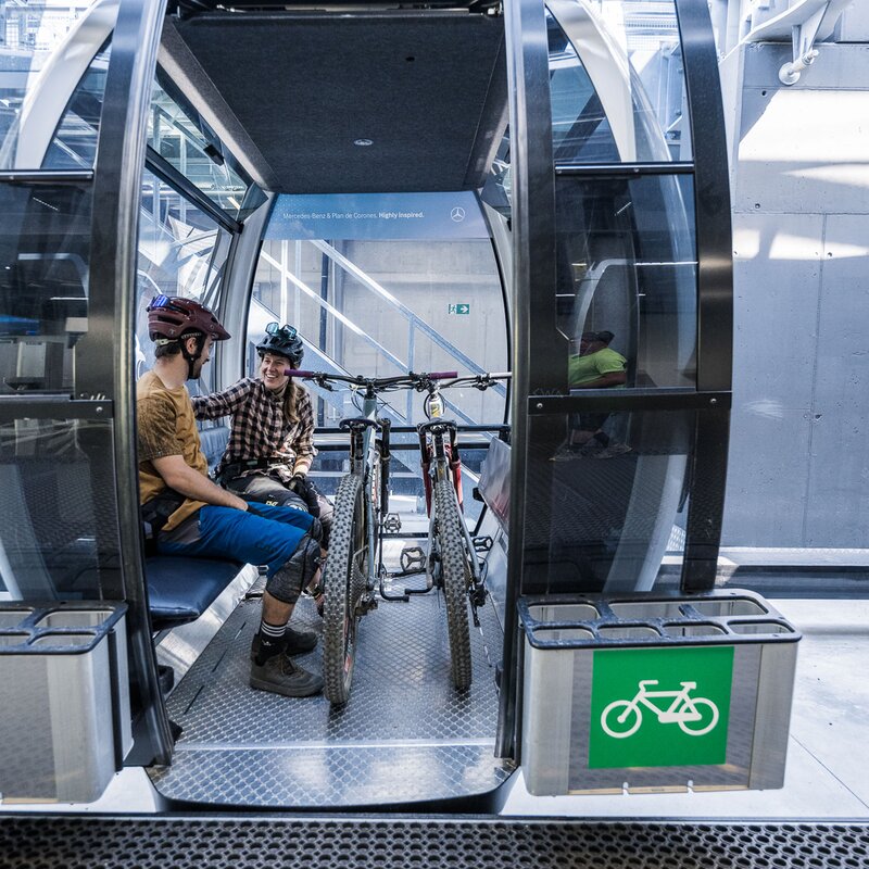 Ein Mountainbiker und eine Mountainbikerin in der Gondel der Olang 1+2 Bahn mit ihren Rädern. | © Harald Wisthaler
