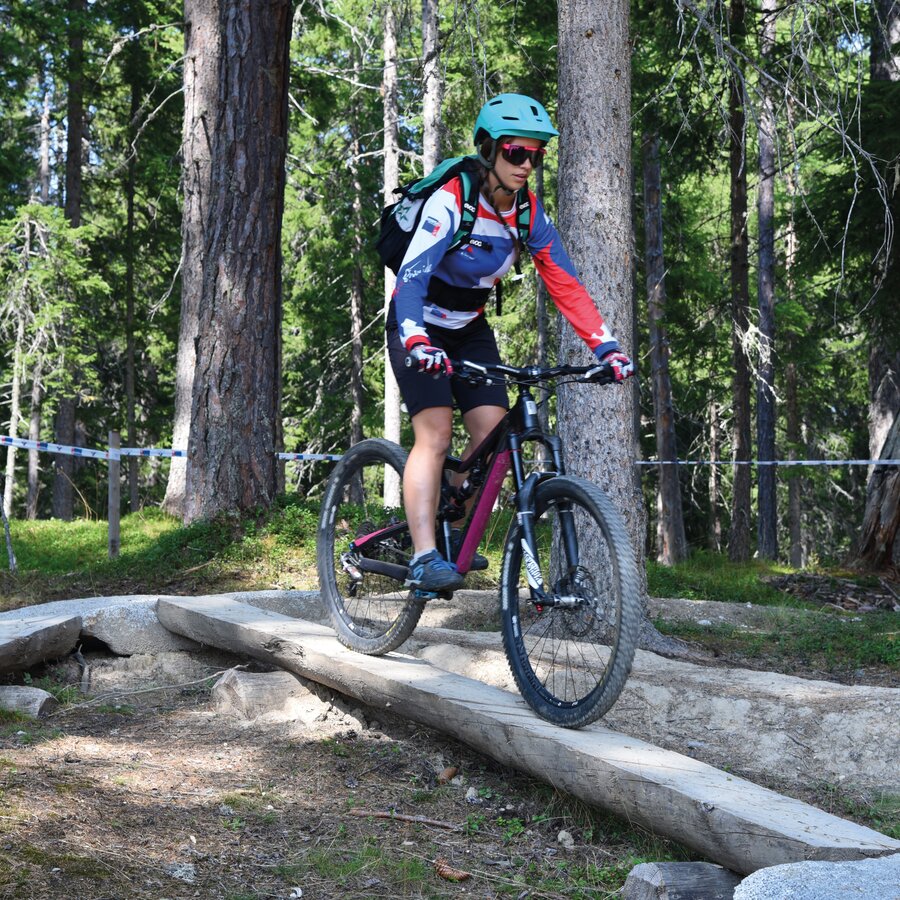Eine Mountainbikerin im Skills Park Piz de Plaies im Sommer. | © Skirama Kronplatz