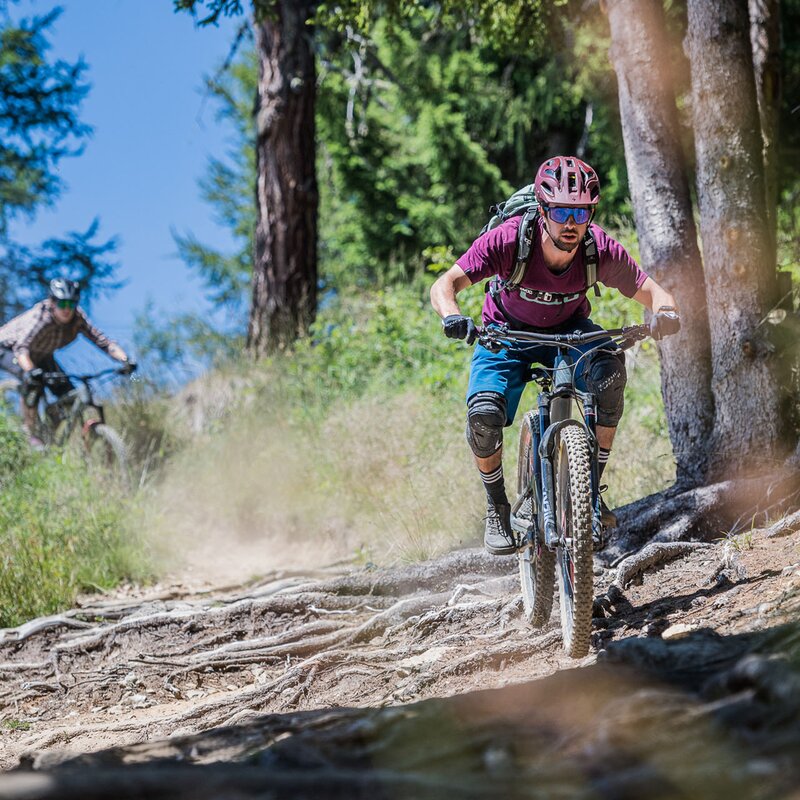 Ein Mountainbiker und eine Mountainbikerin unterwegs auf den Trails im Kronplatz Bike Park. | © Harald Wisthaler