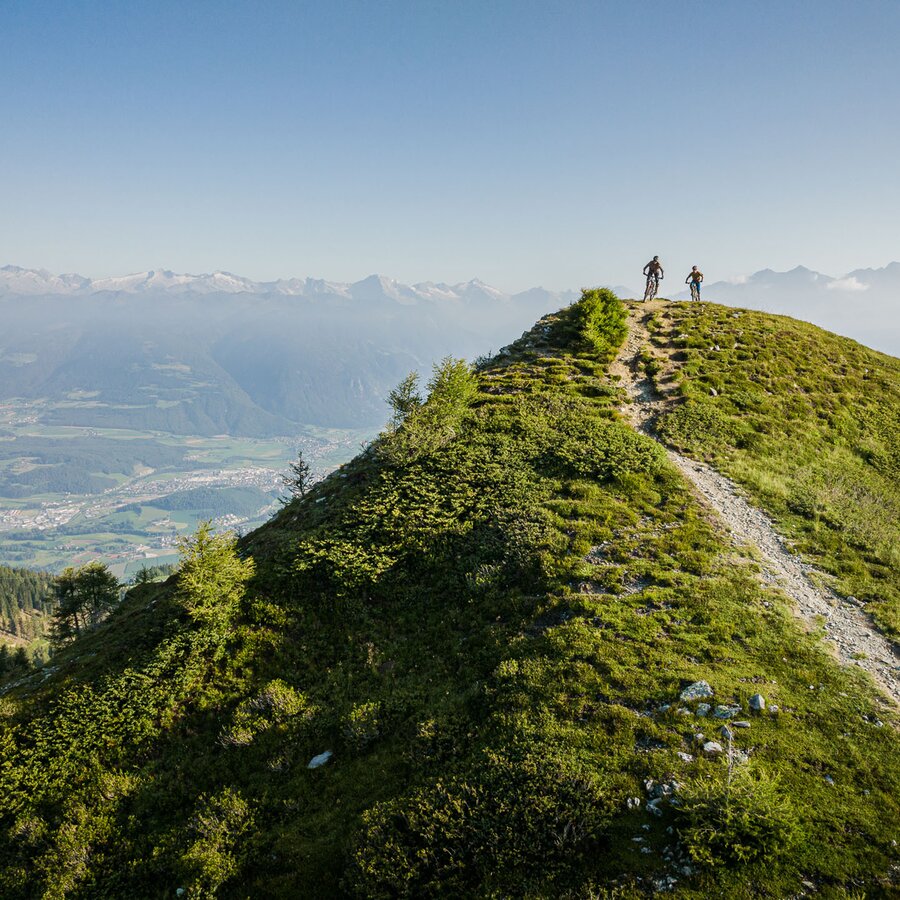Eine Mountainbikerin und ein Mountainbiker unterwegs auf den Trails im Kronplatz Bike Park. | © Harald Wisthaler