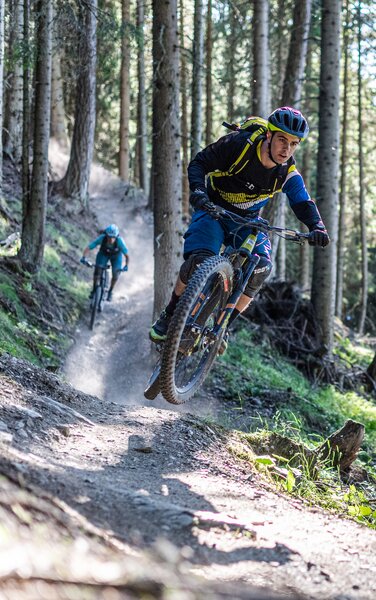 Zwei Mountainbiker im dichten Wald auf einem Trail. | © Harald Wisthaler