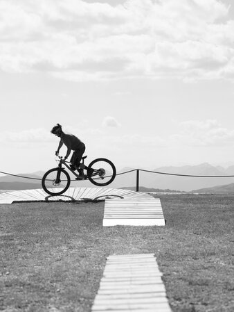 Ein Mountainbiker im Skills Park am Kronplatz-Gipfel. | © Daniel Niederkofler
