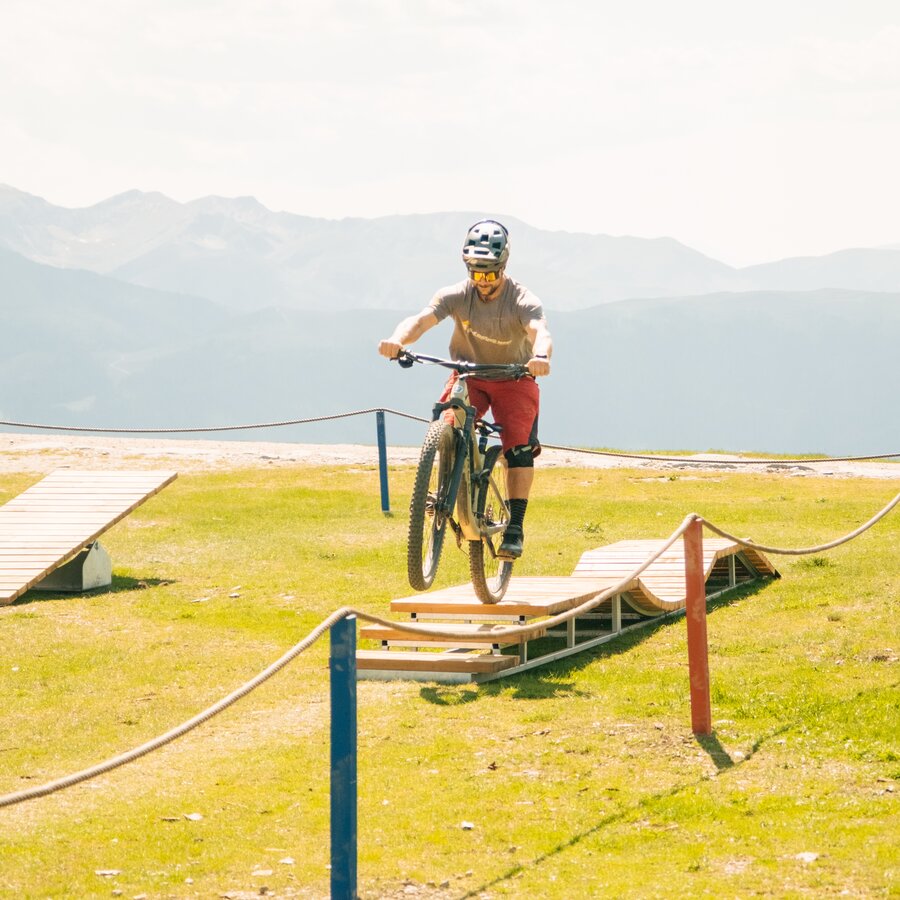 Ein Mountainbiker im Skills Park am Kronplatz-Gipfel. | © Daniel Niederkofler