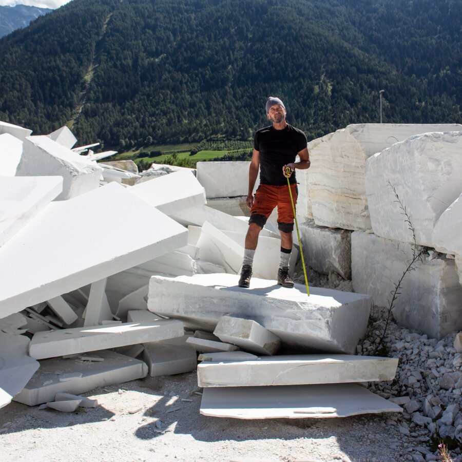 Der lokale Künstler Helmuth Pizzinini bei der Auswahl des Gesteins. | © Helmuth Pizzinini