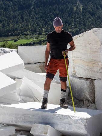 Der lokale Künstler Helmuth Pizzinini bei der Auswahl des Gesteins. | © Helmuth Pizzinini