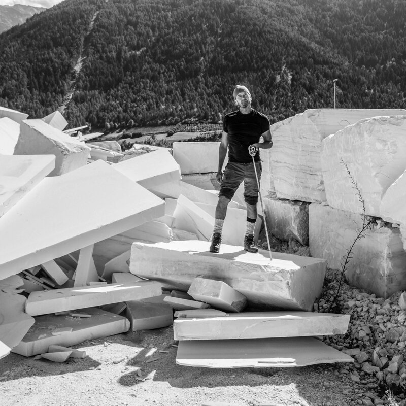 Der lokale Künstler Helmuth Pizzinini bei der Auswahl des Gesteins. | © Helmuth Pizzinini