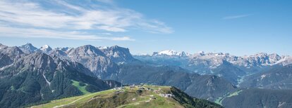 Der Kronplatz-Gipfel mit den Dolomiten im Hintergrund im Sommer. | © Skirama Kronplatz