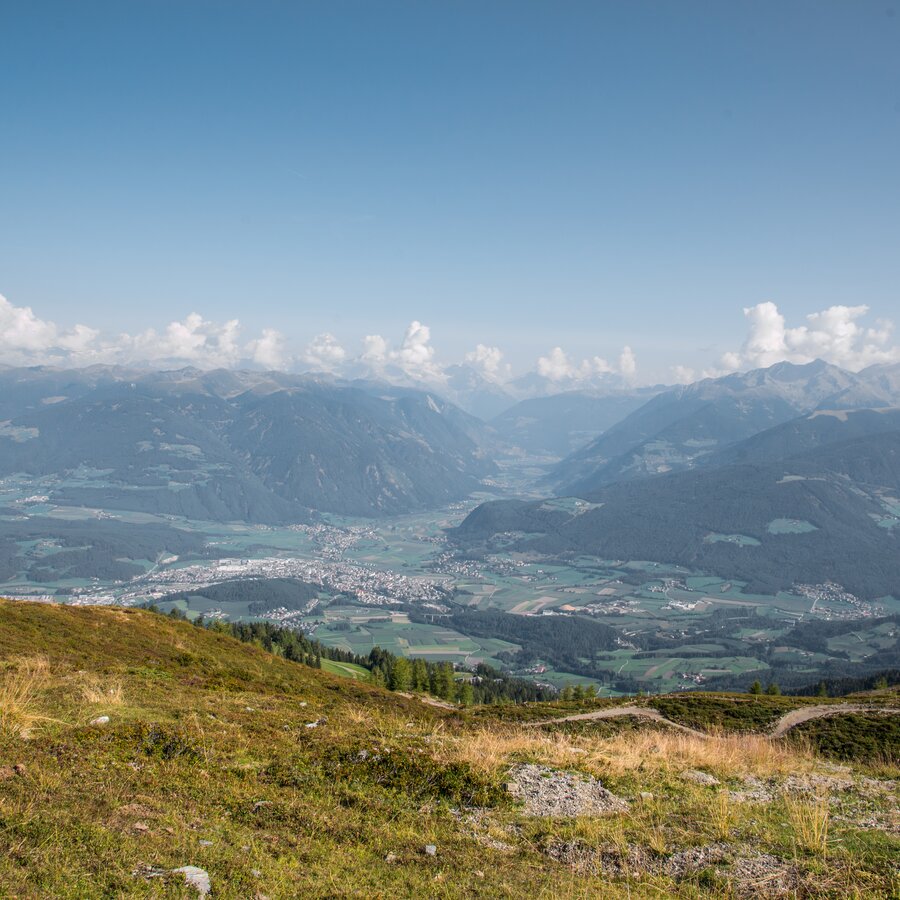 Die Landschaft rund um den Kronplatz - hier sieht man den Talkessel von Bruneck. | © Skirama Kronplatz