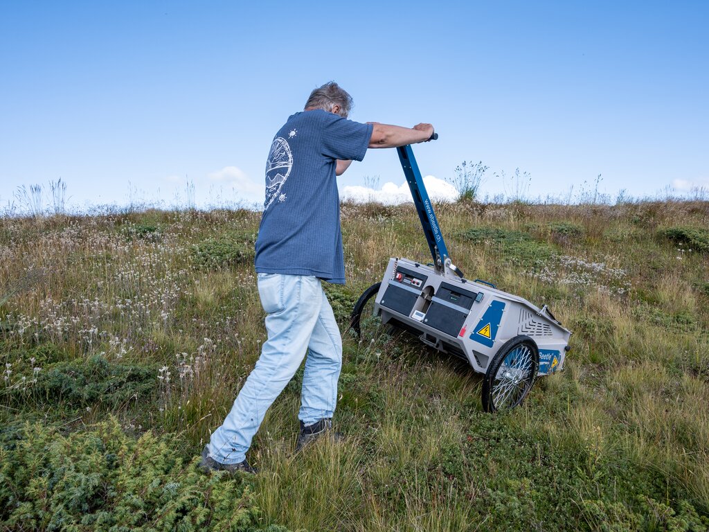 Beim Sammeln der autochthonen Blumensamen am Kronplatz-Gipfel. | © Skirama Kronplatz