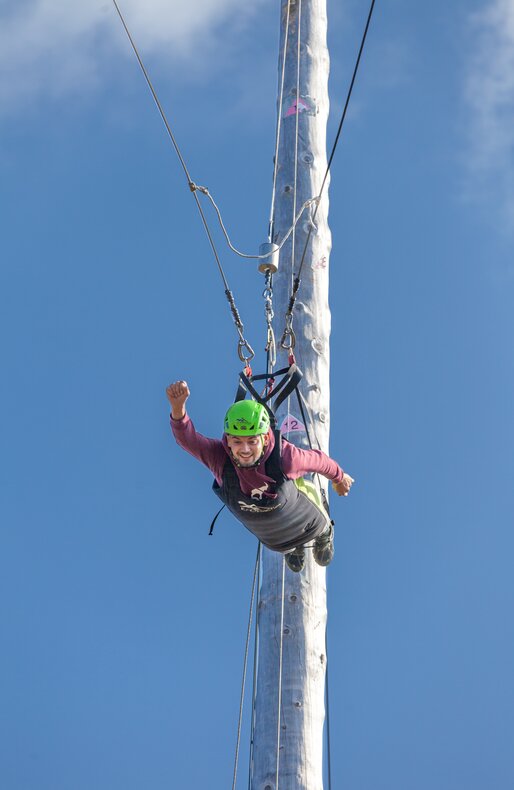 Ein Mann im Skyscraper am Kronplatz im Sommer. | © Kronaction