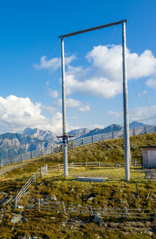 Ein Mann im Skyscraper am Kronplatz im Sommer. | © Kronaction