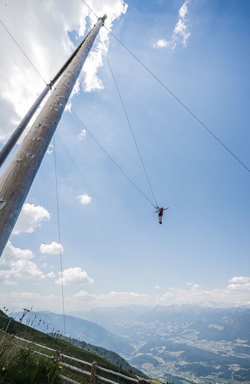 Ein Mann mit Helm im Skyscraper. | © Harald Wisthaler