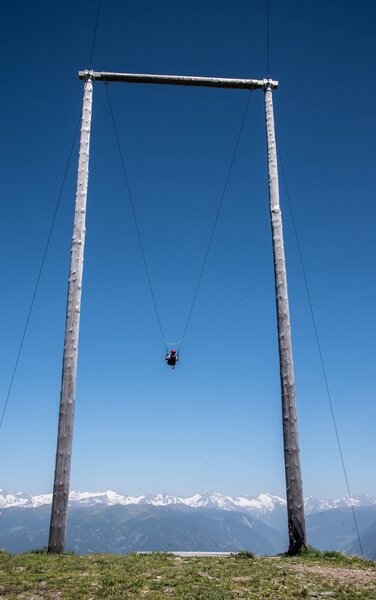 Eine Person in der Riesenschauckel Skyscraper. | © Skirama Kronplatz