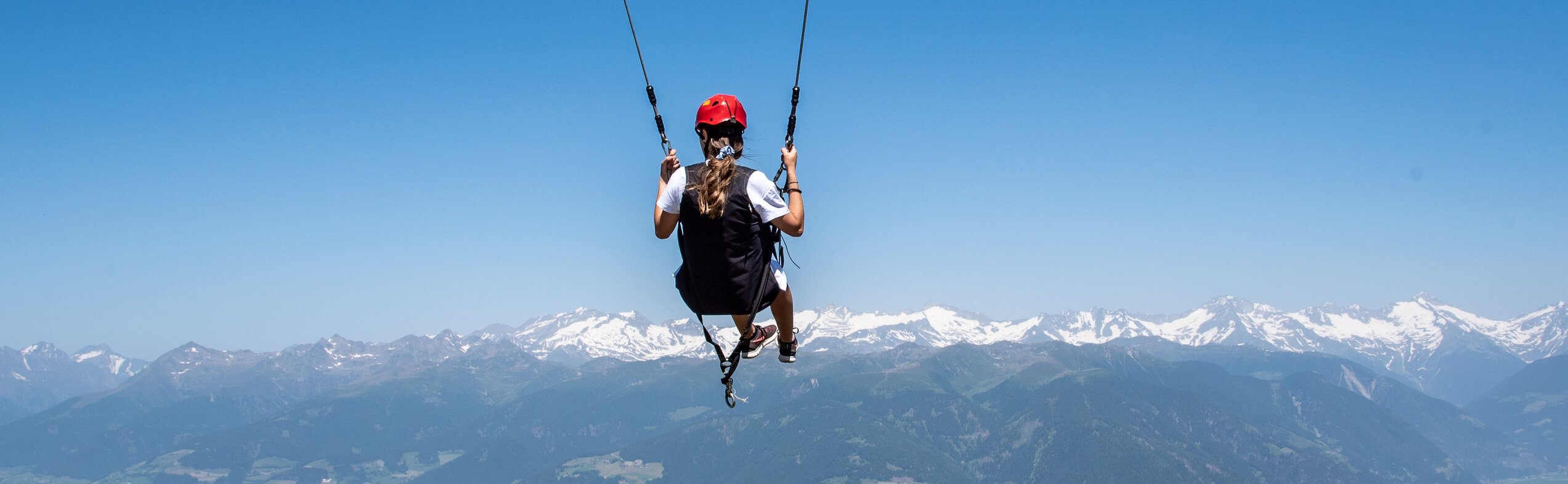 Eine Person in der Riesenschauckel Skyscraper. | © Skirama Kronplatz