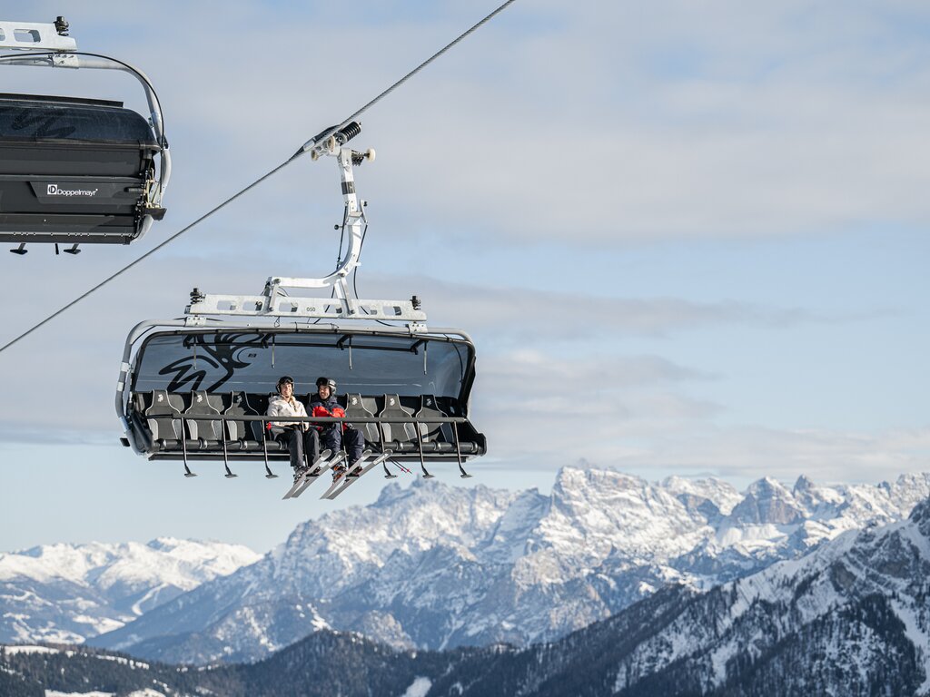 Zwei Skifahrer im Sessellift Plateau. | © Harald Wisthaler