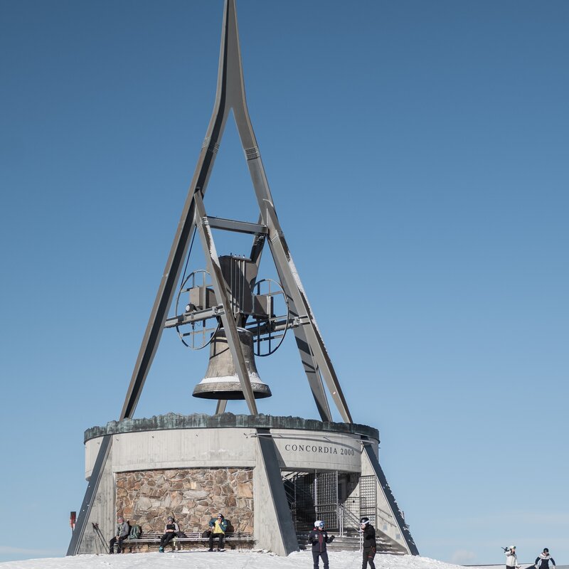 Die Glocke Concordia 2000 vor strahlend blauem Himmel. | © Gianvito Coco