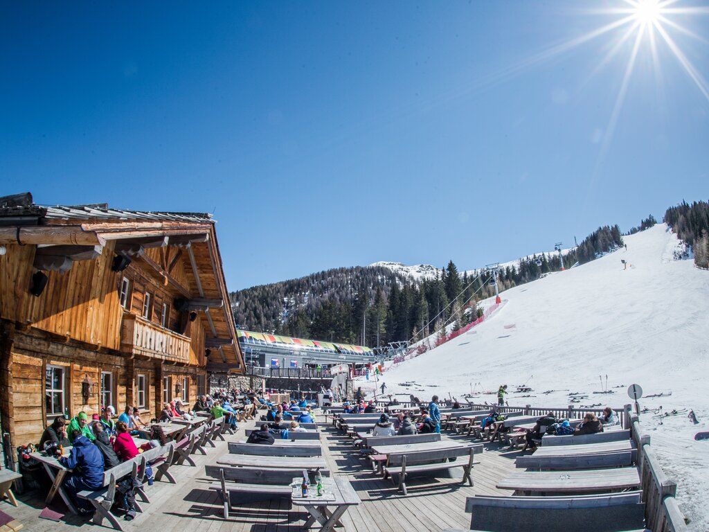 Die Terrasse der Herzlalm mit Blick auf die Piste bei wunderschönem Wetter. | © Harald Wisthaler
