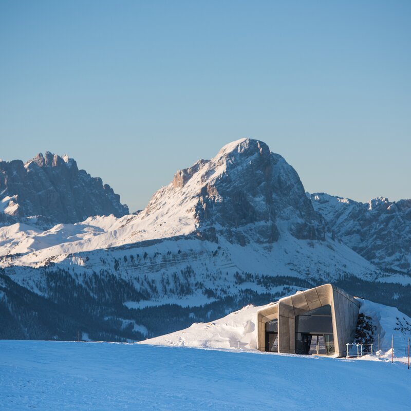 Das MMM Corones bei Sonnenuntergang im Winter mit dem Peitlerkpfel im Hintergrund. | © Skirama Kronplatz