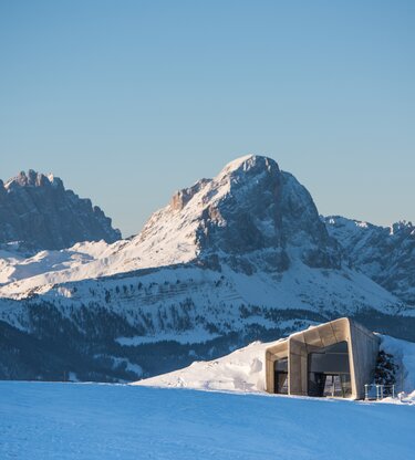 Das MMM Corones bei Sonnenuntergang im Winter mit dem Peitlerkpfel im Hintergrund. | © Skirama Kronplatz