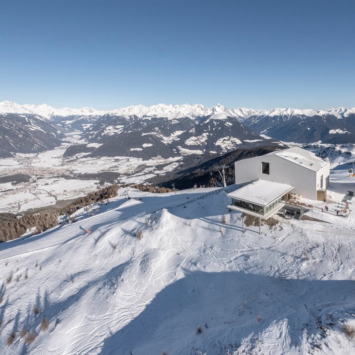 Das LUMEN Museum von oben bei strahlendem Sonnenschein. | © Skirama Kronplatz