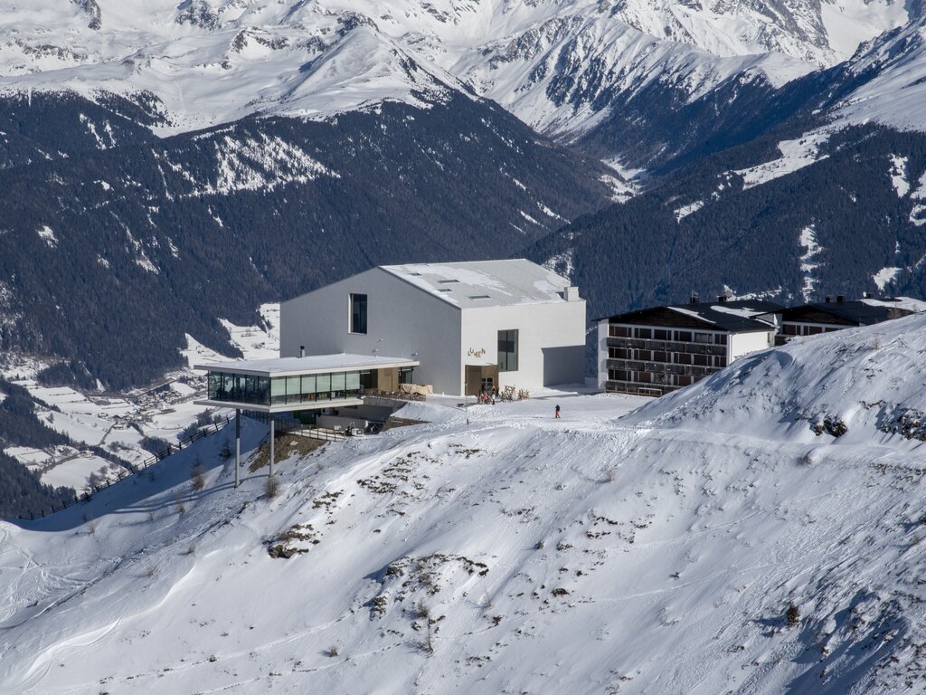 Das LUMEN Museum und das AlpiNN Restaurant bei Sonnenschein. | © Skirama Kronplatz
