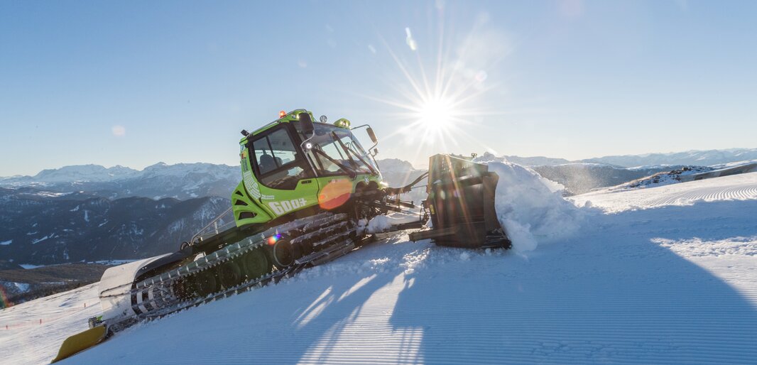 Eine Schneekatze bei der Pistenpräparierung. | © Harald Wisthaler
