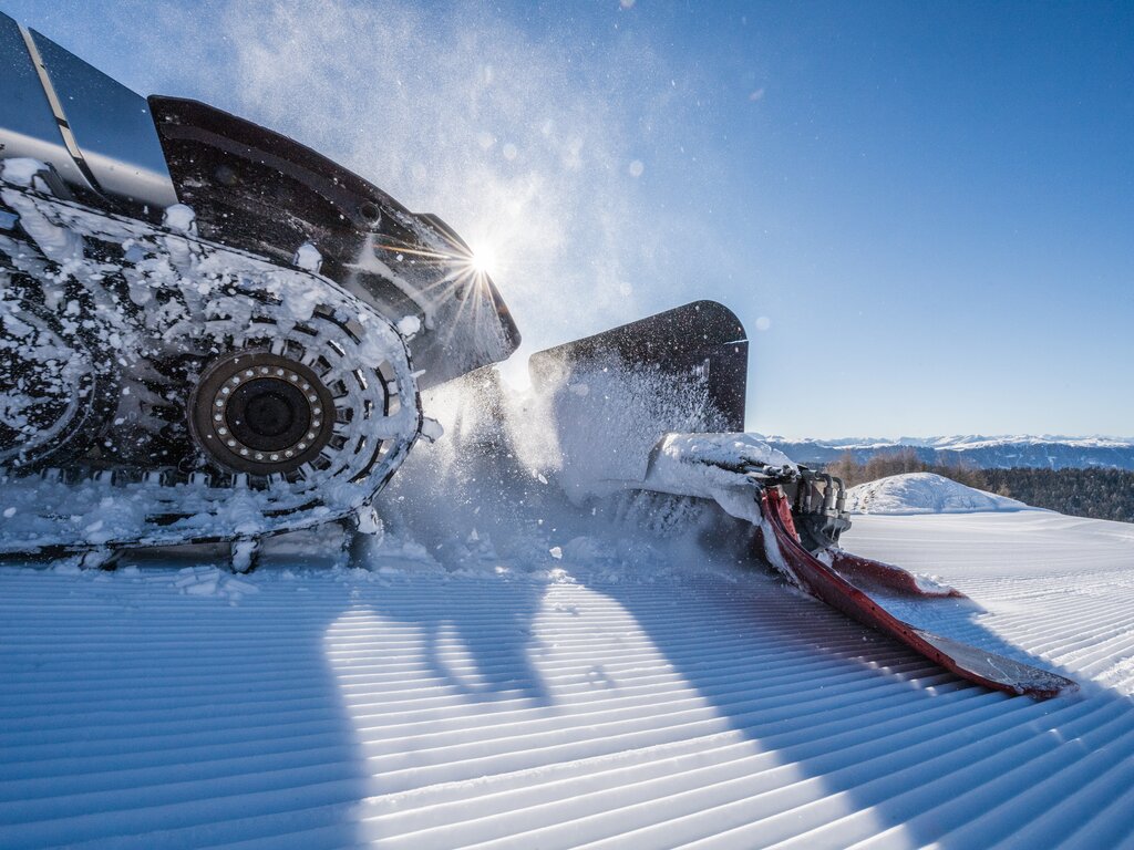 Die Pistenraupe auf der Seewiese Piste bei blauem Himmel. | © Harald Wisthaler