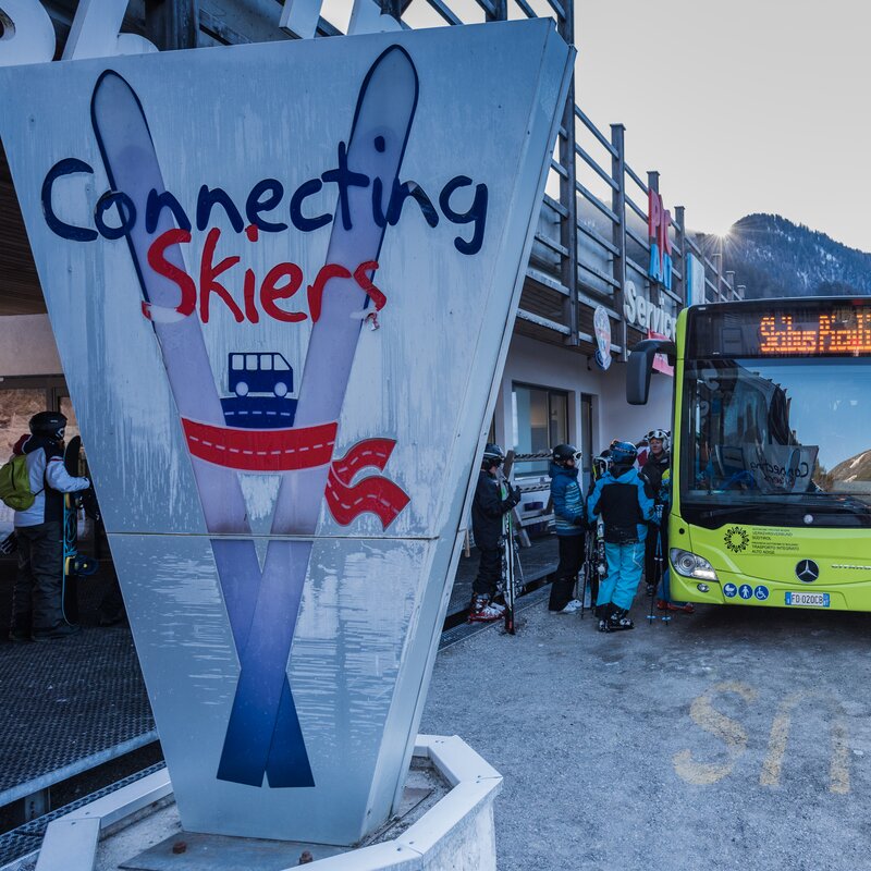 Der Bus-Service Connecting Skiers bringt Gäste vom Kronplatz nach Alta Badia. | © Harald Wisthaler