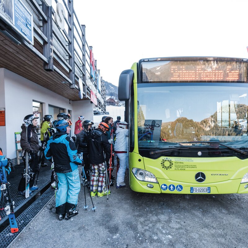 Der Bus-Service Connecting Skiers bringt Gäste vom Kronplatz nach Alta Badia. | © Harald Wisthaler
