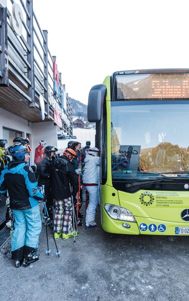 Der Bus-Service Connecting Skiers bringt Gäste vom Kronplatz nach Alta Badia. | © Harald Wisthaler
