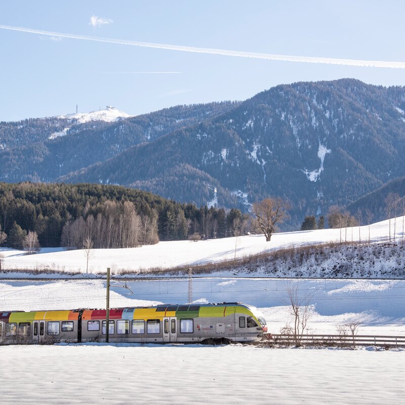 Der Skizug verkehrt zwischen dem Skigebiet Kronplatz und Drei Zinnen. Man sieht den Skizug, im Hintergrund den Kronplatz. | © Skirama Kronplatz